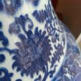 Große unterglasurblau dekorierte Vase aus Porzellan mit Lotosdekor - photo 9