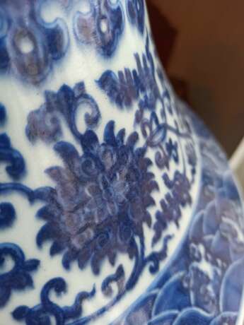 Große unterglasurblau dekorierte Vase aus Porzellan mit Lotosdekor - Foto 9