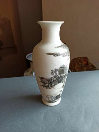 Vase mit Sepia-Malerei eines Gelehrten und Dienerknabe auf Bisquit-Porzellan - Foto 2