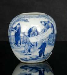 Kugelige Vase aus Porzellan mit unterglasurblauem Dekor von Gelehrten beim Betrachten einer Kalligraphie