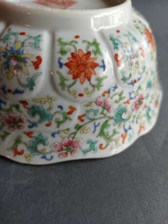 Blütenförmige Schale, Porzellan mit 'fencai'-Dekor von Blüten und Lotos - photo 5