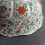 Blütenförmige Schale, Porzellan mit 'fencai'-Dekor von Blüten und Lotos - Foto 5
