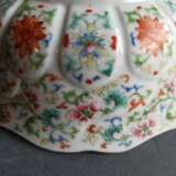 Blütenförmige Schale, Porzellan mit 'fencai'-Dekor von Blüten und Lotos - фото 6