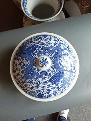 Unterglasurblaue Deckelterrine aus Porzellan mit feinem Drachendekor - photo 3