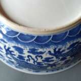 Unterglasurblaue Deckelterrine aus Porzellan mit feinem Drachendekor - photo 7