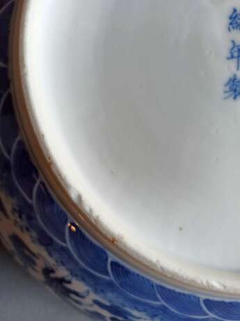 Unterglasurblaue Deckelterrine aus Porzellan mit feinem Drachendekor - photo 8
