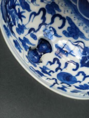 Unterglasurblaue Deckelterrine aus Porzellan mit feinem Drachendekor - photo 9