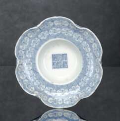 Stand für einen Becher in Blütenform aus Porzellan, unterglasurblau dekoriert