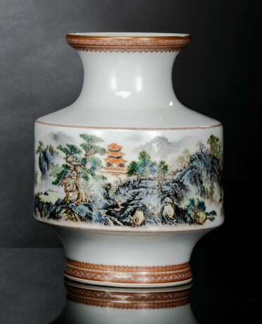 Vase mit Landschaftsdarstellung aus Porzellan - Foto 1