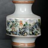 Vase mit Landschaftsdarstellung aus Porzellan - Foto 1