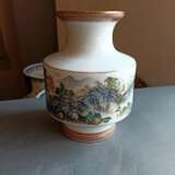 Vase mit Landschaftsdarstellung aus Porzellan - Foto 2
