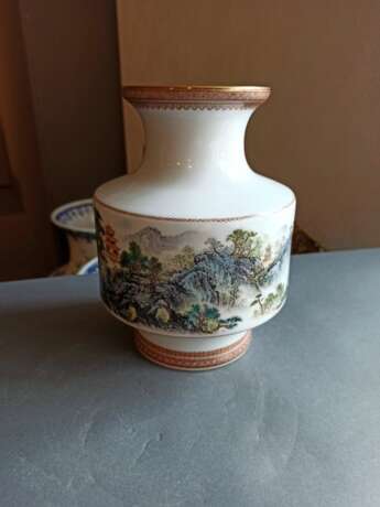 Vase mit Landschaftsdarstellung aus Porzellan - Foto 2