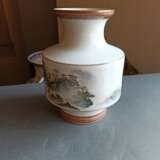 Vase mit Landschaftsdarstellung aus Porzellan - photo 3