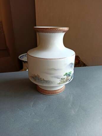 Vase mit Landschaftsdarstellung aus Porzellan - Foto 4
