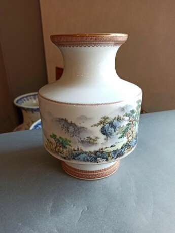 Vase mit Landschaftsdarstellung aus Porzellan - Foto 5