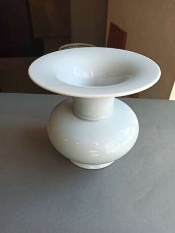 Clair-de-Lune-Vase in Form eines Spucknapf 'zhadou' - фото 2