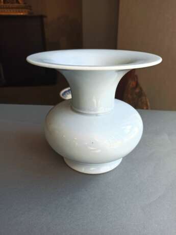 Clair-de-Lune-Vase in Form eines Spucknapf 'zhadou' - фото 3