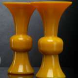 Paar gelbe Pekingglas-Vasen mit breit ausschwingender Mündung - Foto 1