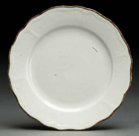 Ungewöhnlicher weiss glasierter Teller aus Porzellan im Stil der Ding-Ware, wohl Dehua mit feuervergoldeter Randeinfassung - photo 1
