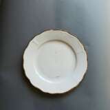Ungewöhnlicher weiss glasierter Teller aus Porzellan im Stil der Ding-Ware, wohl Dehua mit feuervergoldeter Randeinfassung - Foto 2