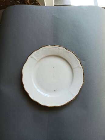 Ungewöhnlicher weiss glasierter Teller aus Porzellan im Stil der Ding-Ware, wohl Dehua mit feuervergoldeter Randeinfassung - Foto 2