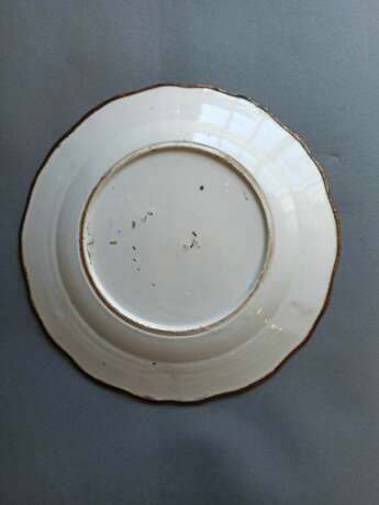 Ungewöhnlicher weiss glasierter Teller aus Porzellan im Stil der Ding-Ware, wohl Dehua mit feuervergoldeter Randeinfassung - Foto 3