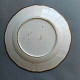 Ungewöhnlicher weiss glasierter Teller aus Porzellan im Stil der Ding-Ware, wohl Dehua mit feuervergoldeter Randeinfassung - фото 3