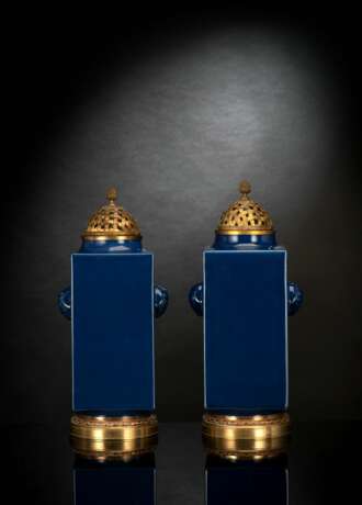 Paar 'Cong'-förmige Vasen mit französischen feuervergoldeten Montierungen, puderblau glasiert - photo 1