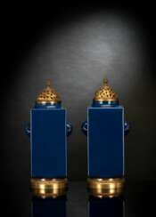 Paar 'Cong'-förmige Vasen mit französischen feuervergoldeten Montierungen, puderblau glasiert