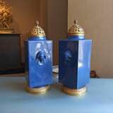 Paar 'Cong'-förmige Vasen mit französischen feuervergoldeten Montierungen, puderblau glasiert - Foto 3