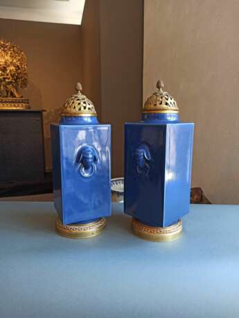 Paar 'Cong'-förmige Vasen mit französischen feuervergoldeten Montierungen, puderblau glasiert - Foto 3