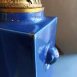 Paar 'Cong'-förmige Vasen mit französischen feuervergoldeten Montierungen, puderblau glasiert - фото 4