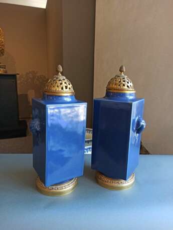 Paar 'Cong'-förmige Vasen mit französischen feuervergoldeten Montierungen, puderblau glasiert - фото 5