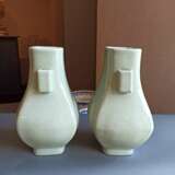 Paar 'hu'-förmige Vasen mit Seladonglasur 'fanghu' - Foto 5