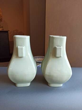 Paar 'hu'-förmige Vasen mit Seladonglasur 'fanghu' - photo 5