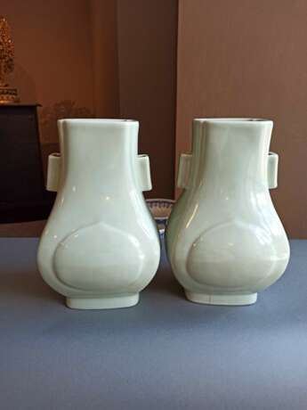 Paar 'hu'-förmige Vasen mit Seladonglasur 'fanghu' - Foto 6