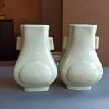 Paar 'hu'-förmige Vasen mit Seladonglasur 'fanghu' - фото 6