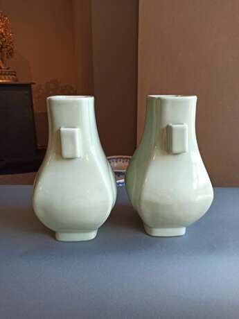 Paar 'hu'-förmige Vasen mit Seladonglasur 'fanghu' - Foto 8