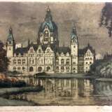 Wieckmann: "Neues Rathaus Hannover", Handkolorierte Farb-Radierung, 1928, hinter Glas im Rahmen. - photo 1