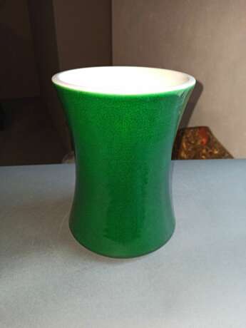 Smaragdgrün glasierte Vase mit konkav eingezogener Wandung - Foto 2