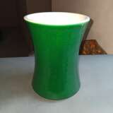Smaragdgrün glasierte Vase mit konkav eingezogener Wandung - Foto 2