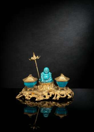 Paar türkisfarbene Schalen und Figur des Budai aus Bisquit-Porzellan in feuervergoldeter Montierung als Schreibzeug - Foto 1