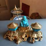 Paar türkisfarbene Schalen und Figur des Budai aus Bisquit-Porzellan in feuervergoldeter Montierung als Schreibzeug - фото 2