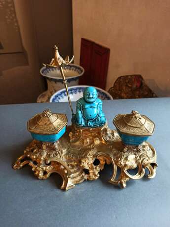 Paar türkisfarbene Schalen und Figur des Budai aus Bisquit-Porzellan in feuervergoldeter Montierung als Schreibzeug - Foto 2