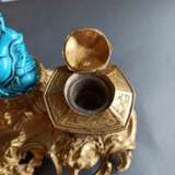 Paar türkisfarbene Schalen und Figur des Budai aus Bisquit-Porzellan in feuervergoldeter Montierung als Schreibzeug - photo 3