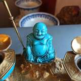 Paar türkisfarbene Schalen und Figur des Budai aus Bisquit-Porzellan in feuervergoldeter Montierung als Schreibzeug - фото 4