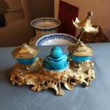 Paar türkisfarbene Schalen und Figur des Budai aus Bisquit-Porzellan in feuervergoldeter Montierung als Schreibzeug - photo 5