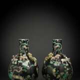 Paar seltene Vasen mit 'Famille noir'-Dekor und plastischen Tieren des Zodiac um die Wandung - Foto 1