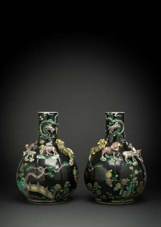Paar seltene Vasen mit 'Famille noir'-Dekor und plastischen Tieren des Zodiac um die Wandung - Foto 1