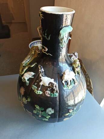 Paar seltene Vasen mit 'Famille noir'-Dekor und plastischen Tieren des Zodiac um die Wandung - Foto 5